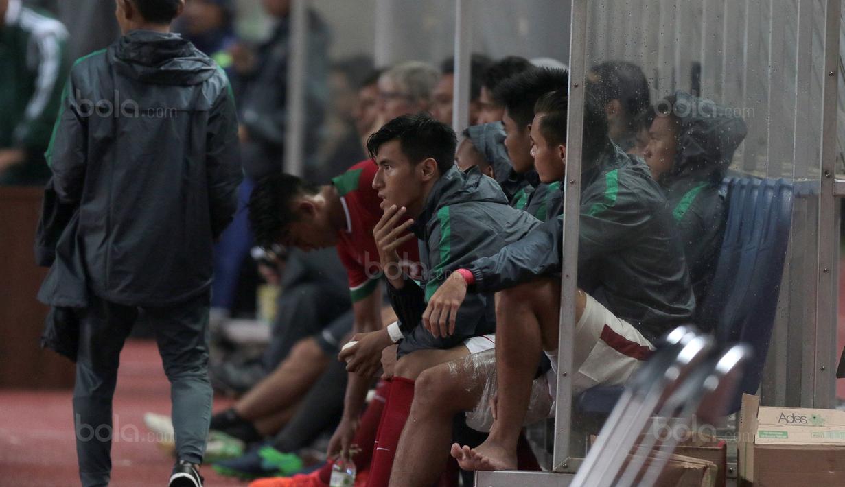 Pemain Timnas Indonesia U-23, Hanif Sjahbandi serius menyaksikan laga Indonesia melawan Suriah U-23 di Stadion Wibawa Mukti, Bekasi, Rabu (16/11/2017). Indonesia kalah 2-3. (Bola.com/NIcklas Hanoatubun)