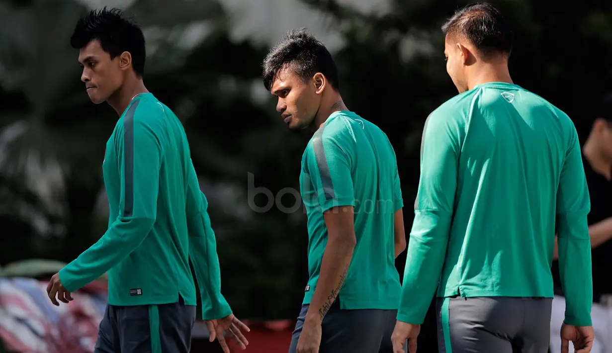 Lerby Eliandry, Ferdinan Sinaga dan para pemain Timnas Indonesia melakukan sesi latihan ringan di Areal Hotel, (07/12/2016). (Bola.com/Peksi Cahyo)