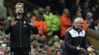 Manajer Liverpool, Jurgen Klopp (kiri), bersama manajer Leicester City, Claudio Ranieri (kanan). (AFP/Lindsey Parnaby)