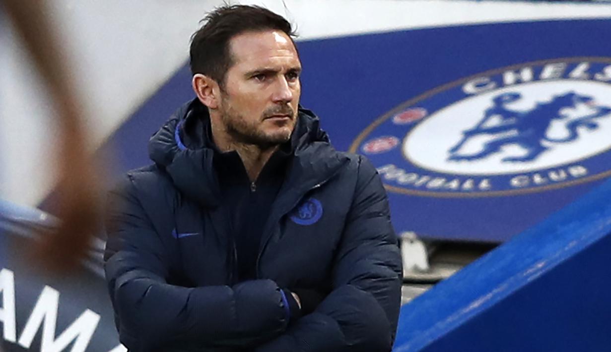 Pelatih Chelsea, Frank Lampard, mengamati permainan anak asuhnya saat melawan Southampton pada laga Premier League 2019 di Stadion Stamford Bridge, Kamis (26/12). Chelsea menyerah 0-2 dari Southampton. (AFP/Adrian Dennis)