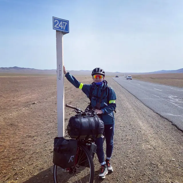 Seorang penggemar klub bola Manchester United rela menempuh perjalanan 11 ribu km dari Mongolia ke Old Trafford dengan bersepeda untuk menonton klub bola idolanya. (Instagram/@mr.wazza)