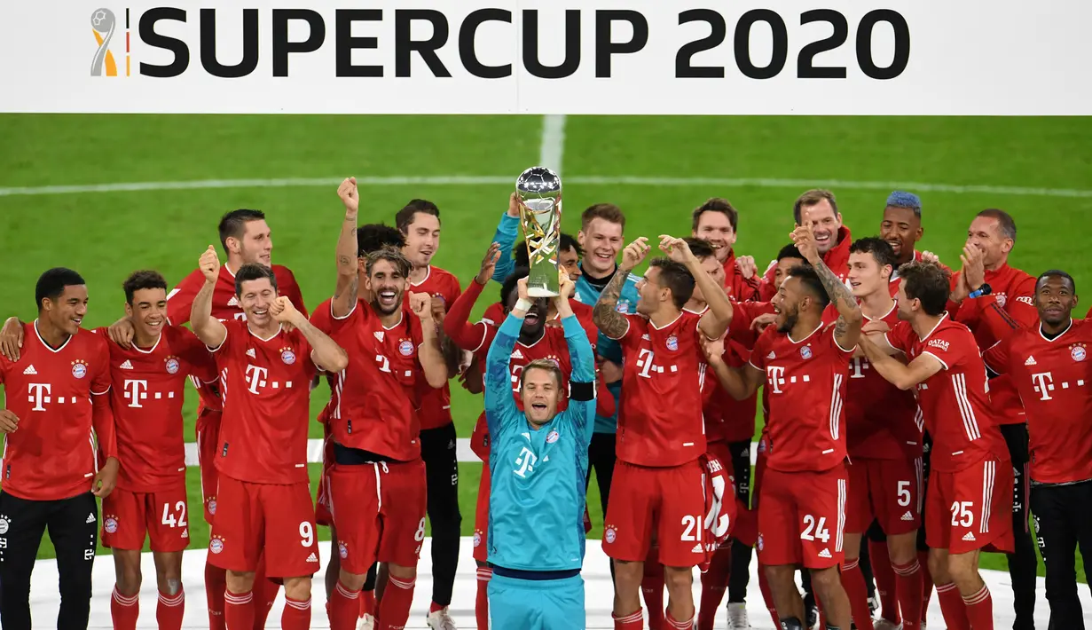 Pemain Bayern Munchen merayakan gelar juara Piala Super Jerman setelah menang atas Borussia Dortmund pada laga di Allianz Arena, Kamis (1/10) dini hari WIB. Bayern Munich sukses meraih trofi juara Piala Super Jerman 2020 berkat kemenangan 3-2 atas Borussia Dortmund. (Andreas Gebert/Pool via AP)