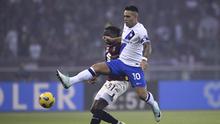 Penyerang Inter Milan Lautaro Martinez berebut bola dengan gelandang Torino Tameze pada pekan ke-9 Liga Italia (Serie A) 2023/2024 di Olimpico Grande Torino, Sabtu (21/10/2023) malam WIB. (Fabio Ferrari/LaPresse via AP)