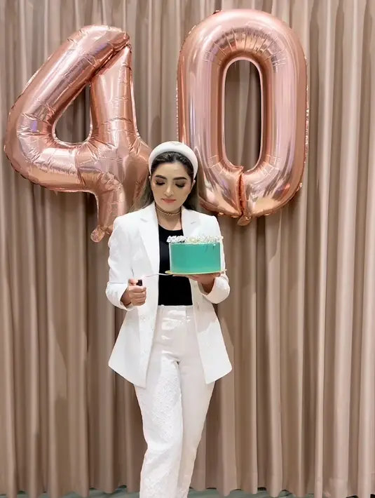 Ashanty sudah genap 40 tahun pada (4/11/2023), ia pun membuat sebuah video dengan minum kue ulang tahun hijanua. Ashanty tampil mengenakan setelan warna putih, dari blazer hingga celana panjangnya. [@ashanty_ash]