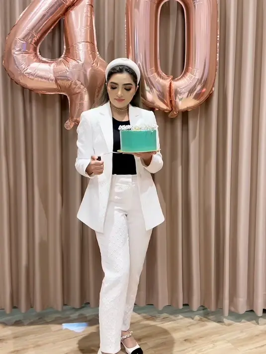 Ashanty sudah genap 40 tahun pada (4/11/2023), ia pun membuat sebuah video dengan minum kue ulang tahun hijanua. Ashanty tampil mengenakan setelan warna putih, dari blazer hingga celana panjangnya. [@ashanty_ash]
