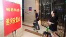 Warga yang dievakuasi memasuki sebuah hotel yang dialihfungsikan sebagai tempat penampungan penduduk di Wilayah Tonglu, Provinsi Zhejiang, China timur (8/7/2020). (Xinhua/Huang Zongzhi)