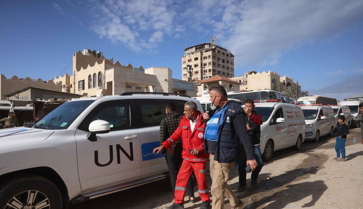 Sejak dibuka kembali pada Senin, 2 Februari 2026, sekelompok kecil pasien medis telah dievakuasi dari Gaza ke Mesir. Tampak dalam foto, para pejabat Organisasi Kesehatan Dunia (WHO) membantu evakuasi pasien Palestina dan korban luka perang untuk meninggalkan Jalur Gaza guna mendapatkan perawatan di luar negeri melalui perlintasan Rafah antara Gaza dan Mesir, di Khan Yunis, di Jalur Gaza selatan pada Selasa 3 Februari 2026. (Bashar Taleb/AFP)