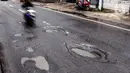 Beberapa titik di Jalan Raya Parung-Ciputat Kota Depok, Jawa Barat mengalami kerusakan parah yang bisa membahayakan keselamatan pengendara. (Magang/Liputan6.com/Muhammad Rizal)