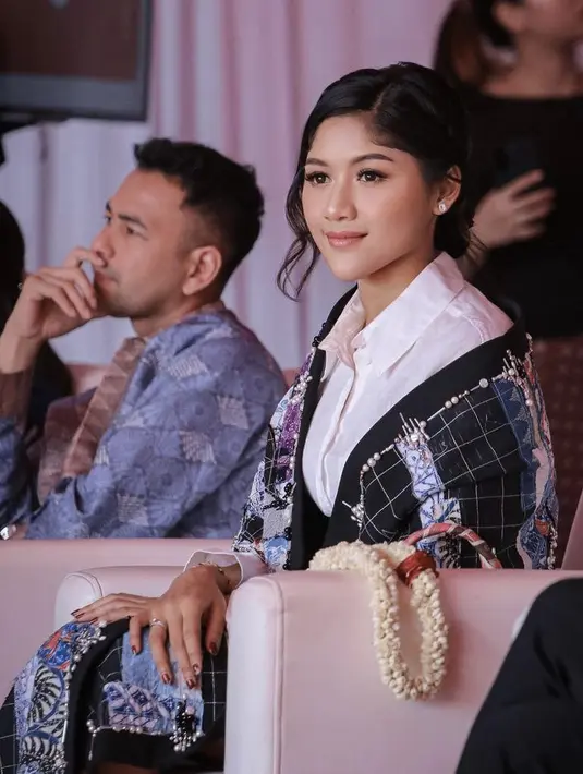 Kali ini agar lebih kasual cocok dengan busananya, gaya sanggul Erina tampak modern dengan poni samping curly.  [Instagram/@erinagudono]