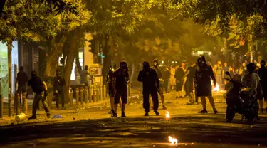 Para pemuda bentrok dengan polisi usai pengumuman hasil referendum di sepanjang jalan pusat kota Athena, Yunani, (6/7/2015). Yunani Saat ini berstatus negara bangkrut, karena tidak bisa membayar utang-utangnya. (REUTERS/Marko Djurica)