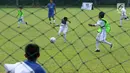 Anak-anak pra sejahtera mengikuti pelatihan sepak bola yang diselenggarkan YKK Holding Asia dan Real Madrid Foundation di Ciputat, Tangerang Selatan, Sabtu (7/10). Kegiatan ini untuk menambah pengalaman di dunia sepak bola. (Liputan6.com/Fery Pradolo)