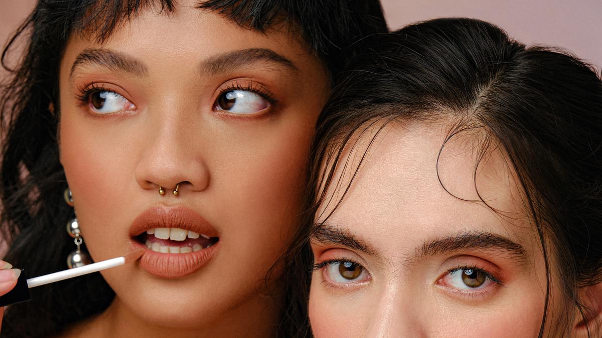 Pilih Lipstik Tahan Lama yang Tepat, Cocokkan dengan Warna Kulit Anda