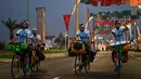 Keempatnya menghabiskan waktu hampir 6 bulan untuk tiba di Qatar setelah mengawali perjalanannya dari Cape Town, Afrika Selatan pada 15 Mei 2022 lalu. (AFP/Kirill Kudryavtsev)