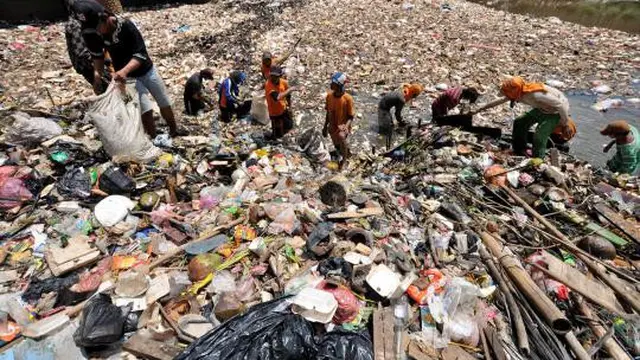 Sampah cemarkan air sungai Jakarta