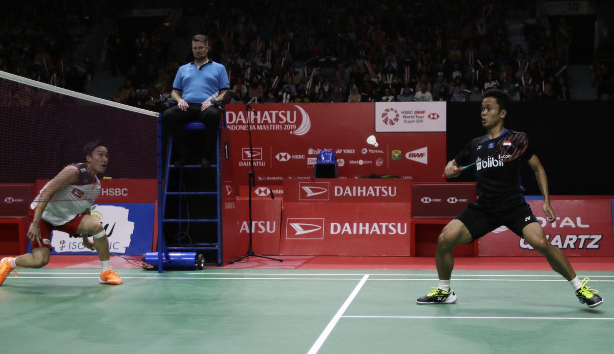 Tunggal putra Indonesia, Anthony Ginting, berusaha mengembalikan kok saat melawan tunggal Jepang pada Indonesia Masters 2019 di Istora Senayan, Jakarta, Jumat (25/1). Ginting gagal lolos ke semifinal. (Bola.com/Yoppy Renato)