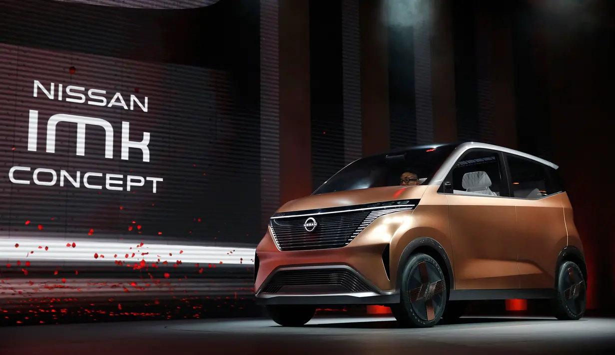 Mobil konsep Nissan IMk dipamerkan kepada media saat sesi pratinjau Tokyo Motor Show di Tokyo, Jepang, Rabu (23/10/2019). (AP Photo/Kiichiro Sato)