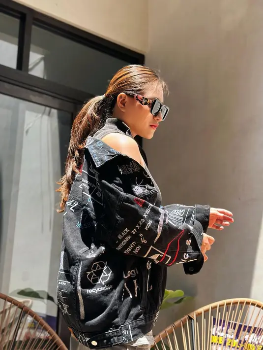 Dulu tampil kalem dan berhijab, kini ia tampak berbeda dengan gaya maskulin. [Instagram.com/nathalieholscher]