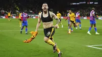 Pemain Wolverhampton Wanderers Ruben Neves merayakan gol ke gawang Crystal Palace lewat tendangan penalti pada pertandingan sepak bola Liga Inggris di Stadion Molineux, Wolverhampton, Inggris, Selasa (25/4/2023). (David Davies/PA via AP)