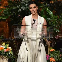 Kim Kardashian, istri dari Kanye West ini dikabarkan menyembunyikan kebahagiaannya. Mengenakan pakaian bergaya kasual, Kim disebut sedang mengandung anak ke-3 nya yang sudah lama menjadi perbincangan. (AFP/Bintang.com)