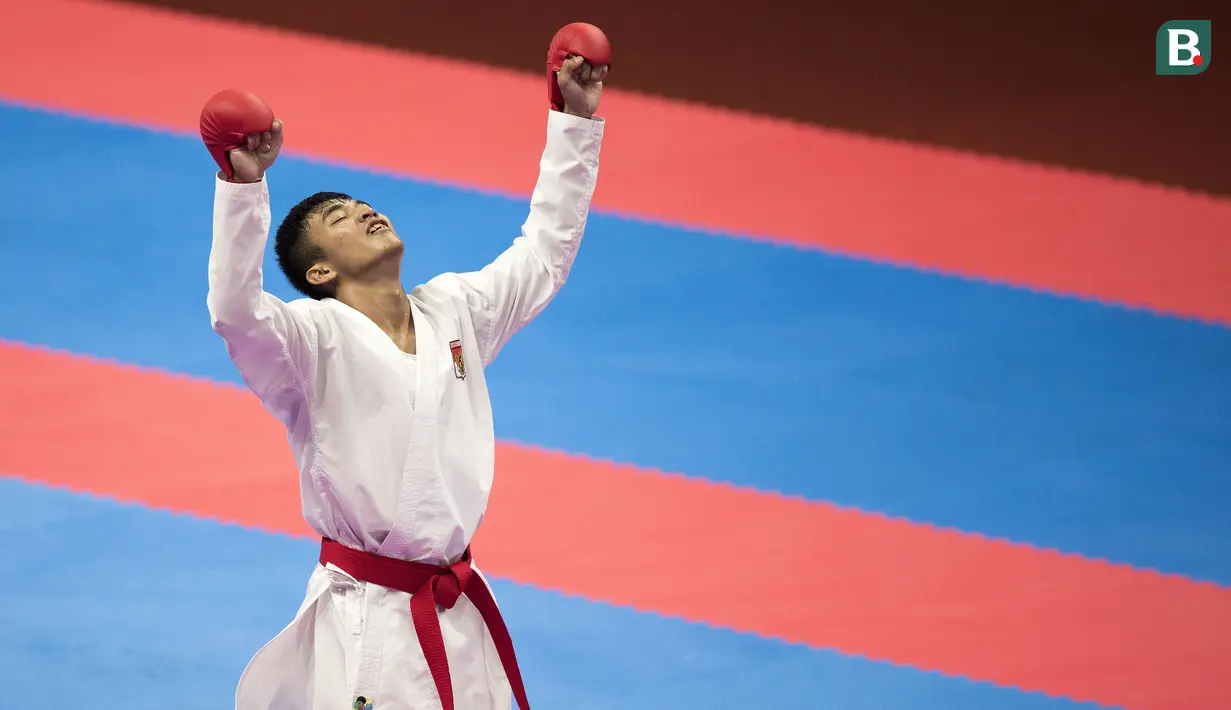 Karateka Indonesia, Rifki Ardiansyah Arrosyiid, melakukan selebrasi usai beraksi pada Asian Games di JCC Senayan, Jakarta, Minggu (26/8/2018). Rifki berhasil medapat medali emas di nomor kumite 60 kilogram. (Bola.com/Peksi Cahyo)