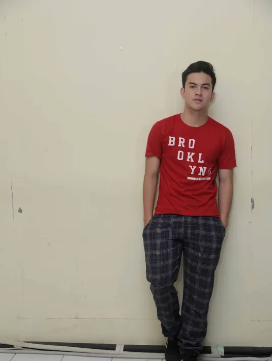 "Jadi susah-sudah gampang. Gue kan aslinya cuek, ga kaya Dito, kemana-kemana bawa sanitizer, tisu basah, dan lainnya. Gue harus bisa menyesuaikan ya. Gue kadang-kadang lupa, cara duduknya, dan sebagainya," lanjutnya. (Nurwahyunan/Bintang.com)