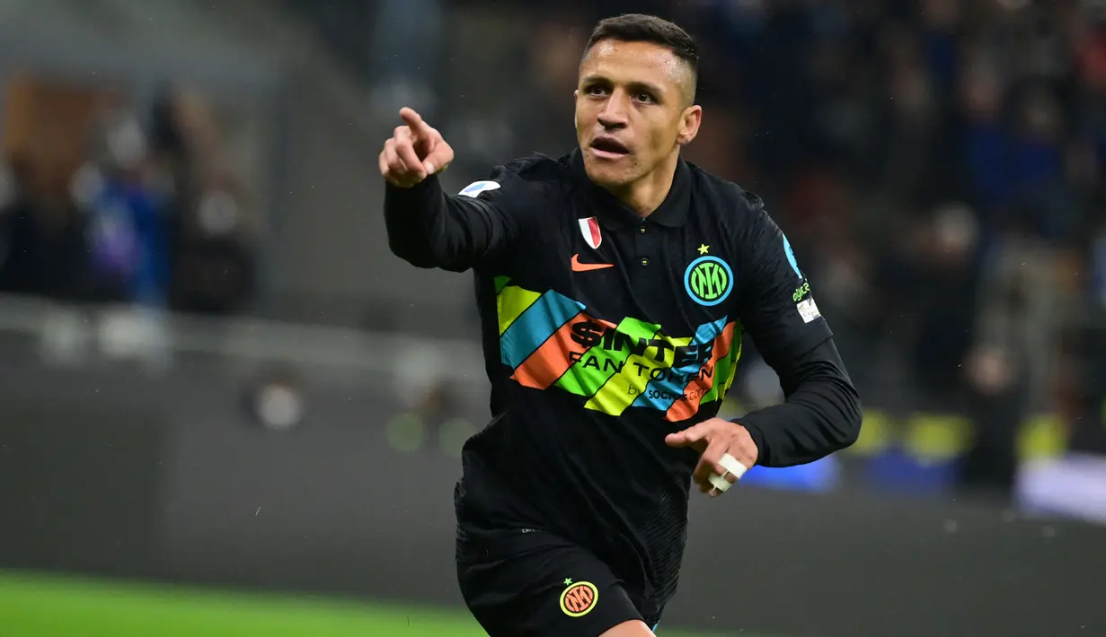 Selebrasi striker Inter Milan, Alexis Sanchez setelah menjebol gawang Empoli pada laga Liga Italia 2021/2022 di San Siro Stadium, Milan (6/5/2022). Setelah dua musim tampil melempem bersama Manchester United pada 2017/2018 dan 2018/2019, Alexis Sanchez hijrah ke Inter Milan dengan status pinjaman pada 2019/2020. Saat akhirnya dilepas gratis MU ke Inter pada 2020/2021, ia berjasa membawa Inter menjuarai Serie A. (AFP/Miguel Medina)