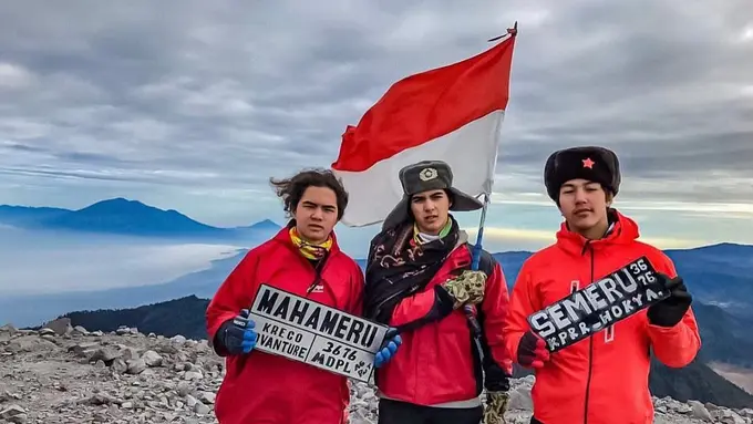 Al Ghazali bersama El Rumi dan Dul Jaelani di puncak Mahameru (Instagram/alghazali7)