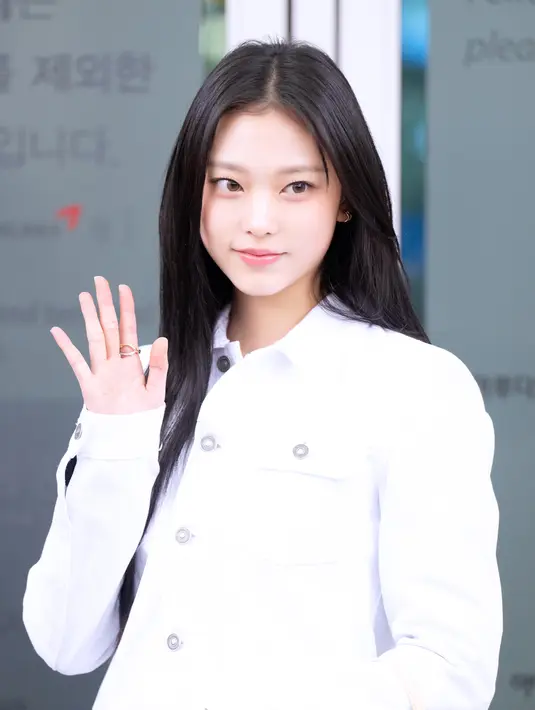 Penampilan kasual Haerin NewJeans ini semakin slay dengan rambut hitam panjangnya yang lurus dibiarkan tergerai. Haerin juga terlihat mengenakan beberapa aksesori dari Dior. [Foto: Document/Dior]