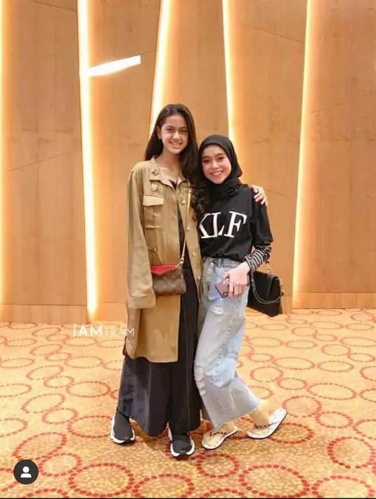 Bertemu di acara kasual lainnya, mereka juga tetap tampil trendi dengan fashion item-nya masing-masing. Asila memakai trench coat dan Lesty dengan kaus oversized-nya. [Foto: Instagram @lestykejora]