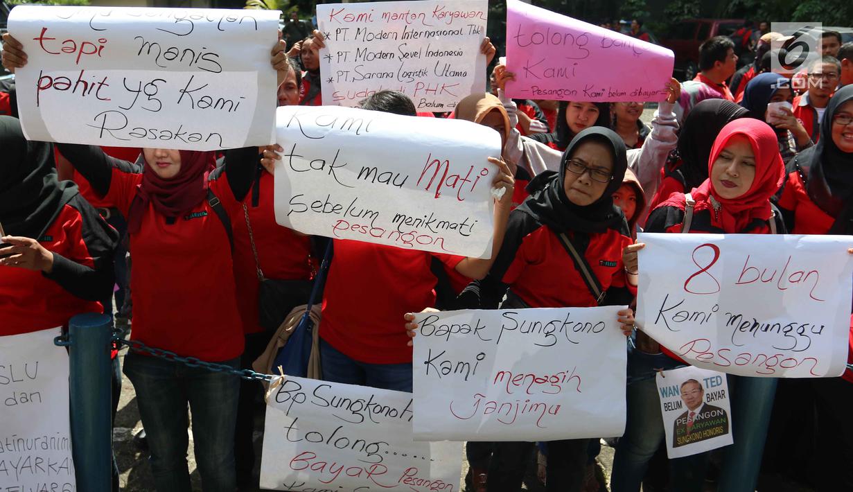 Puluhan mantan karyawan 7-Eleven (Sevel) membawa poster saat melakukan aksi di Jakarta, Rabu (22/2). Puluhan eks karyawan mengenakan seragam merah membawa sejumlah spanduk  dan poster. (Liputan6.com/Angga Yuniar)
