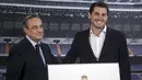 Iker Casillas (kanan) didampingi Presiden Real Madrid Florentino Perez memberikan keterangan pers saat upacara perpisahannya di Stadion Santiago Bernabeu, Spanyol, Senin (13/7/2015). (REUTERS/Andrea Comas)