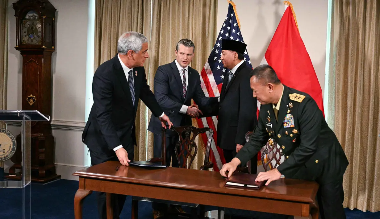 Baik Pete Hegseth maupun Sjafrie Sjamsoeddin menggambarkan kerja sama pertahanan ini sebagai garis awal atau dalam istilah militer untuk memulai misi baru bagi kedua negara. Tampak dalam foto, Menteri Urusan Perang Amerika Serikat, Pete Hegseth (kedua kiri) dan Menteri Pertahanan Indonesia Sjafrie Sjamsoeddin (kedua kanan) berjabat tangan sebelum menandatangani nota kesepahaman di Pentagon, Washington, DC, pada 13 April 2026. (Jim WATSON/AFP)