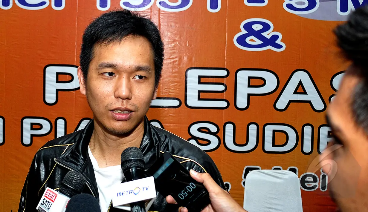 Hendra Setiawan memberikan keterangan pers usai merayakan HUT PBSI ke-64 sekaligus pelepasan Tim Piala Sudirman 2015 , Jakarta,Selasa (5/5/2015). Indonesia optimis akan melaju hingga ke final Piala Sudirman 2015 . (Liputan6.com/Yoppy Renato)