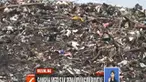 Sampah menumpuk setelah cuaca buruk melanda kawasan tersebut. Hujan lebat dan angin kencang membawa tumpukan sampah ke bibir pantai.