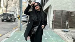 Gaya kasual all black outfit Susan Sameh ini juga tampak elegan. Penampilan kasualnya pun tampak stylish dan banjir pujian.(Liputan6.com/IG/@susansameeh)