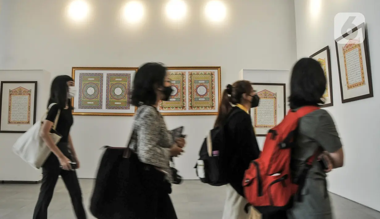 Pengunjung menghadiri pameran di Ruang Galeri Seni, Taman Ismail Marzuki (TIM), Cikini, Menteng, Jakarta Pusat, Rabu (8/6/2022). Pameran ini merupakan rangkaian dari perhelatan HUT ke-495 DKI Jakarta serta kegiatan perdana pascarevitalisasi TIM. (merdeka.com/Iqbal S. Nugroho)