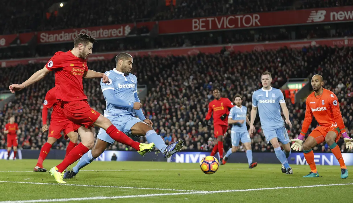Proses terjadinya gol yang dicetak oleh gelandang Liverpool, Adam Lallana, ke gawang Stoke. The Reds akhirnya bisa menyamakan kedudukan pada menit ke-34, setelah tendangan kaki kanan dari Lallana menggetarkan gawang Stoke. (Reuters/Darren Staples) 