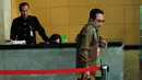 Pria yang mengenakan batik itu tidak menyampaikan komentar apa pun saat dihujani pertanyaan oleh awak media yang menunggunya di gedung KPK, Kamis (22/5/14). (Liputan6.com/Faisal R Syam)