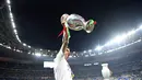 Bek Portugal, Fonte, mengangkat trofi juara Piala Eropa 2016, Senin (11/7/2016) dini hari WIB. (AFP/Martin Bureau)