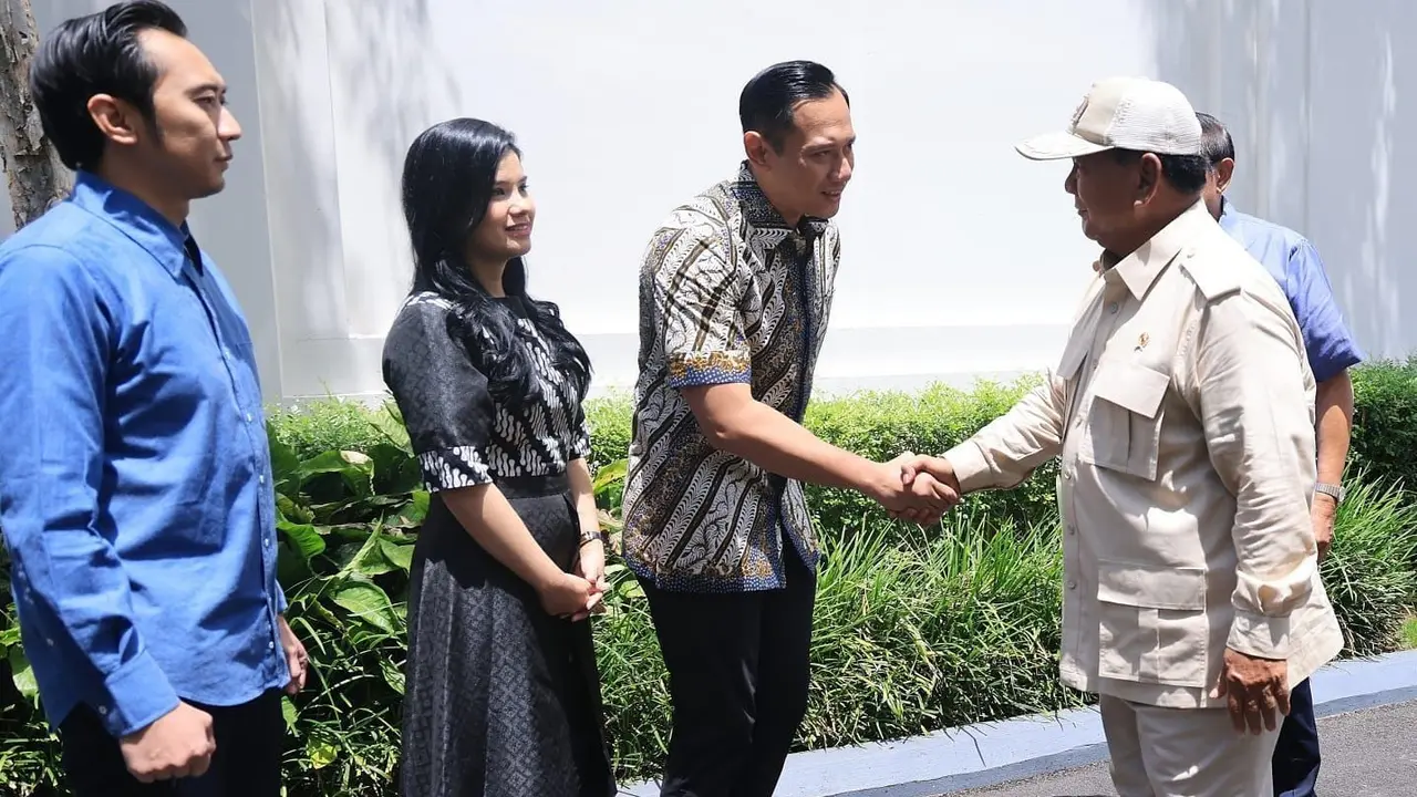 Prabowo Subianto menemui Presiden Keenam RI sekaligus Ketua Majelis Tinggi Partai Demokrat, Susilo Bambang Yudhoyono (SBY) dan keluarganya di Pacitan.