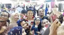 Pebalap Manor Racing asal Indonesia, Rio Haryanto, disambut meriah oleh warga Indonesia saat tiba di Bandar Udara Internasional Bahrain, Selasa (29/3/206). (Bola.com/Twitter)
