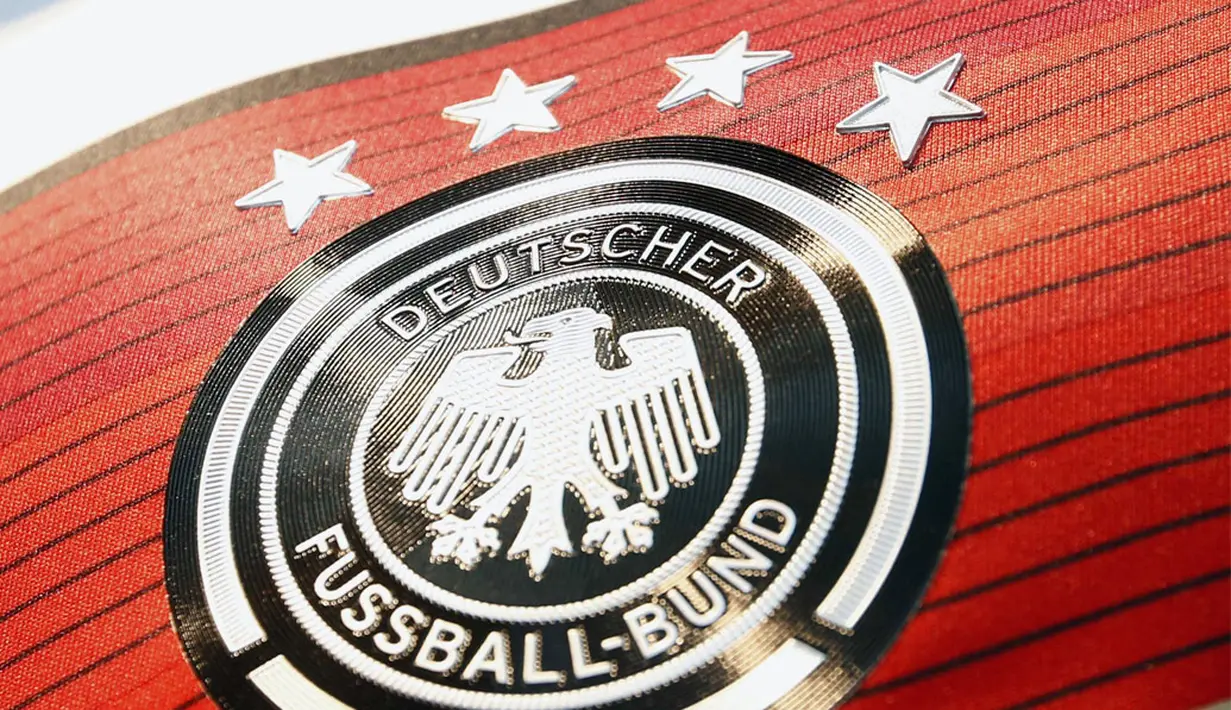Usai menjadi kampiun Piala Dunia 2014, tanda bintang di atas logo federasi sepak bola Jerman bertambah menjadi empat, Frankfurt, (14/7/2014). (REUTERS/Ralph Orlowski)