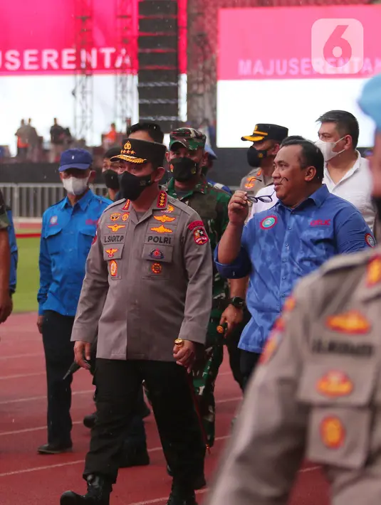Kapolri Jenderal Pol Listyo Sigit Prabowo tiba dalam perayaan puncak Hari Buruh Indonesia bertajuk May Day Fiesta di Stadion Utama Gelora Bung Karno (GBK) Senayan, Jakarta, Sabtu (14/5/2022). Pada kesempatan itu, Kapolri juga mengucapkan selamat ulang tahun bagi seluruh buruh di Tanah Air, bertepatan dengan Hari Buruh Internasional pada 1 Mei 2022. (Liputan6.com/Angga Yuniar)