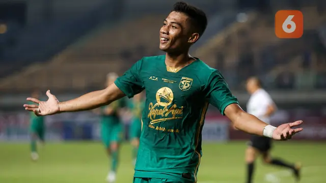 Foto: Aksi Pemain Persebaya saat Bermain Imbang Melawan Bhayangkara FC di Grup C Piala Presiden 2022