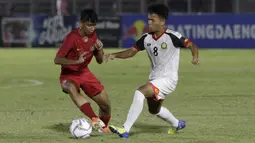 Gelandang Timnas Indonesia U-16, Mochamad Faizal, berebut bola dengan pemain Brunei Darussalam pada laga babak Kualifikasi Piala AFC U-16 2020 di Stadion Madya, Jakarta, Jumat (20/9). Indonesia menang 8-0 atas Brunei. (Bola.com/Yoppy Renato)