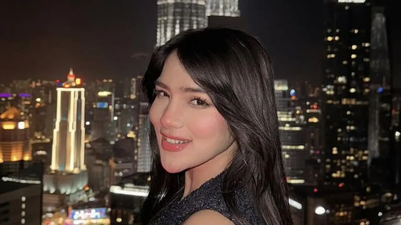 Potret Cantik Davina Karamoy di Malaysia. (instagram/davinaakaramoy)