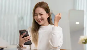 Seorang perempuan menggunakan smartphone. (220Selfmadestudio/https://depositphotos.com)
