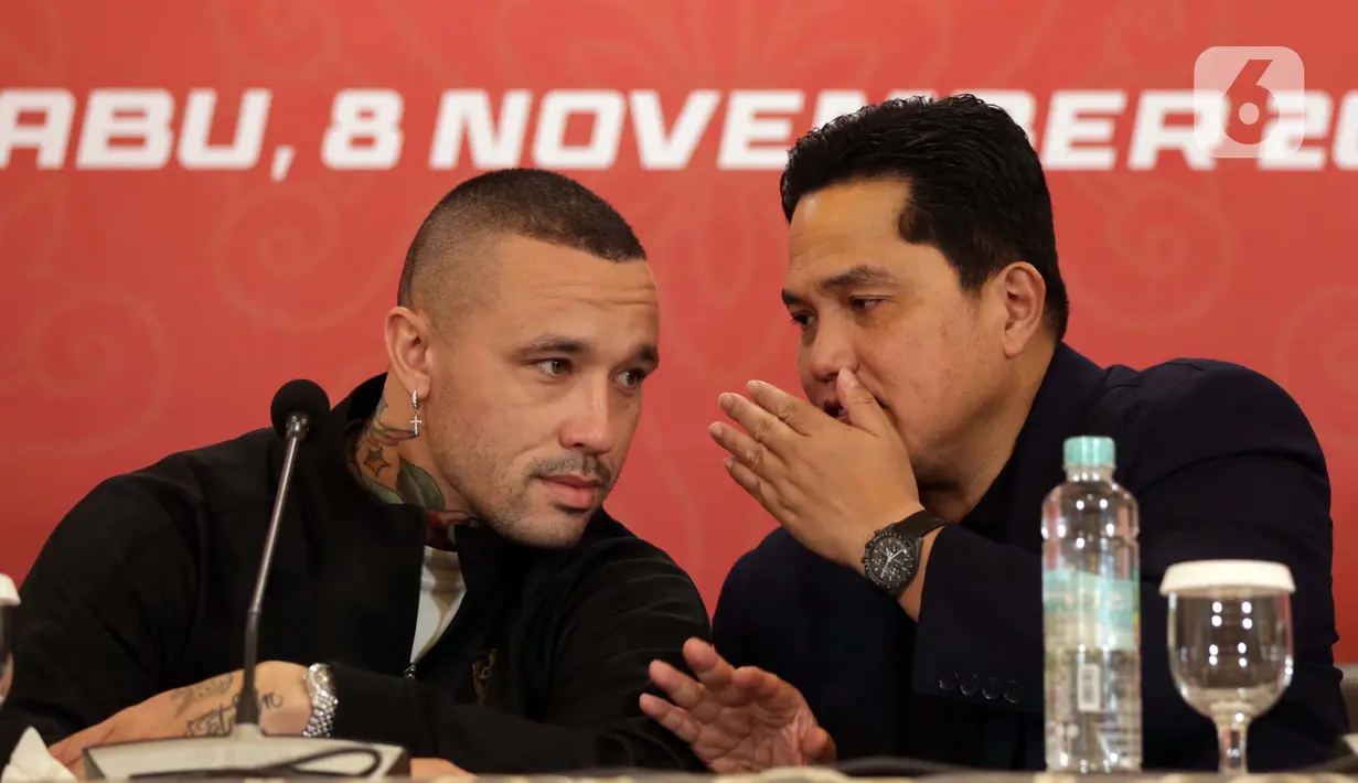 Erick Thohir (tengah) menggandeng Radja Nainggolan dan Sabreena Dressler untuk mempromosikan Piala Dunia U-17 2023. (Liputan6.com/Helmi Fithriansyah)