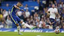 Gelandang Chelsea, Hakim Ziyech melepaskan tendangan yang berbuah gol pertama timnya ke gawang Tottenham Hotspur dalam laga uji coba pramusim 2021/2022 di Stamford Bridge, London, Rabu (4/8/2021). Chelsea bermain imbang 2-2 dengan Tottenham. (Foto: AP/Matt Dunham)