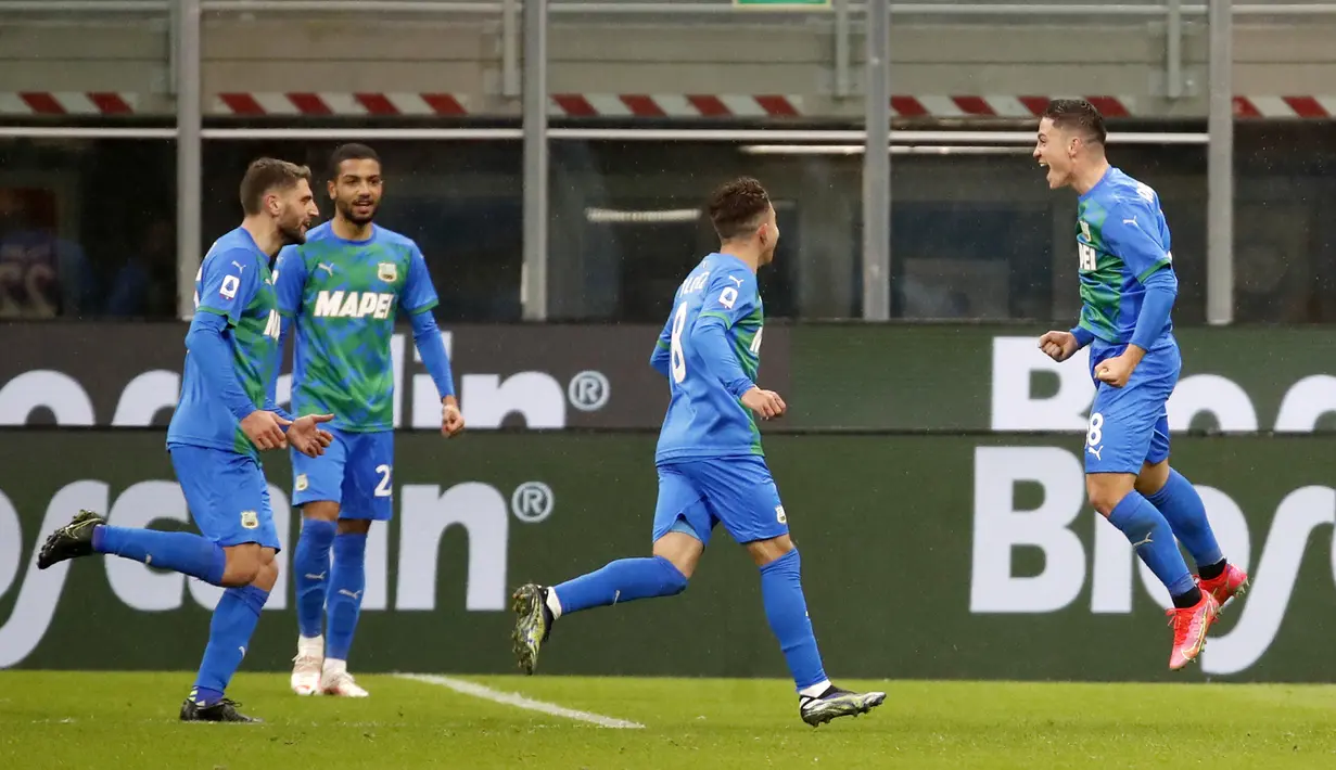 Pemain Sassuolo Giacomo Raspadori (kanan) melakukan selebrasi usai mencetak gol ke gawang AC Milan pada pertandingan Serie A di Stadion San Siro, Milan, Italia, Rabu (21/4/2021). AC Milan kalah 1-2 dari Sassuolo. (AP Photo/Antonio Calanni)